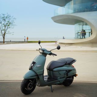 Swagger in the throttle, confidence in display, for in every journey, it's "Django your way."
#Django #PeugeotScooter #Retro #Classic #Timeless #FrenchDesign #Magnifique